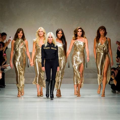 inviti per sfilate versace|Sfilata di Versace Milano Fashion Week: i due volti della .